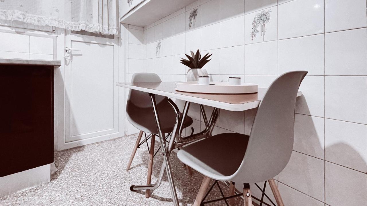 Vintage 2-Bedroom Apt In The Heart Of The City Афины Экстерьер фото