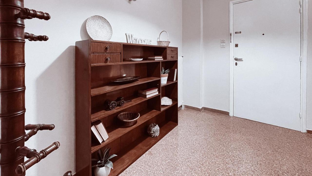 Vintage 2-Bedroom Apt In The Heart Of The City Афины Экстерьер фото